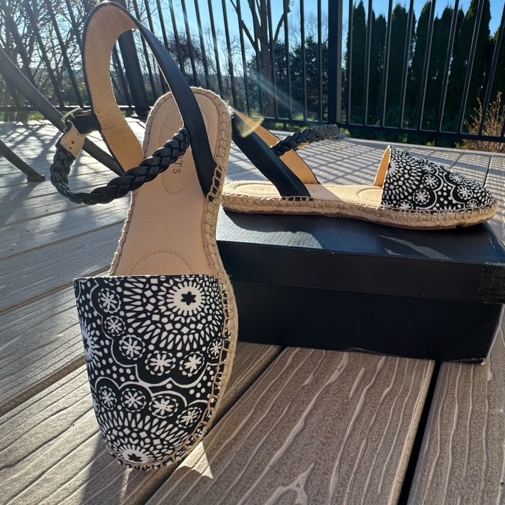 Talbots Black & White Floral Pattern Espadrille Sandals Size 10 ~ New in Box!!🖤🤍 - Picture 4 of 8